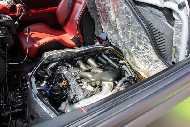 ミニバンの助手席の下に置かれたR35 GT-R用エンジン