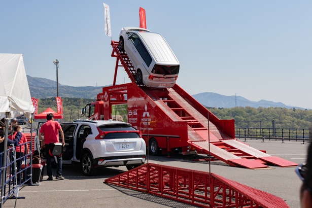 45度の坂でも登坂できるデモンストレーションを行った三菱自動車