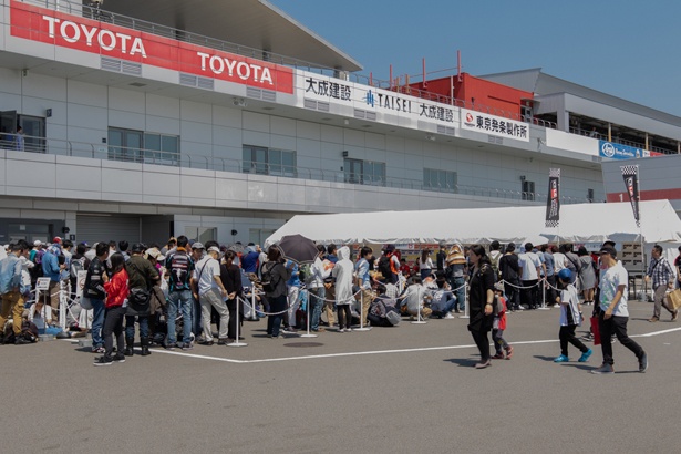 試乗予約のテント前には長い列ができた