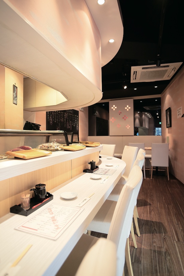 【写真を見る】店内は、間口が狭く細長い / トキワ寿司 はなれ
