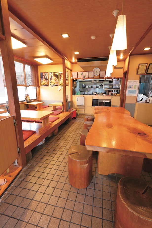 【写真を見る】一枚板の大きなテーブルが目を引く店内 / わだ泉 本店