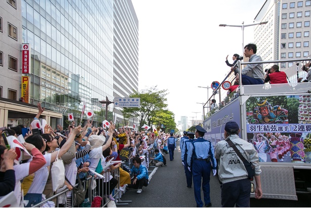 羽生結弦が仙台に凱旋、相思相愛の“祝賀パレード”
