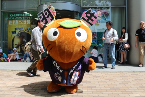 埼玉県羽生(はにゅう)市のご当地キャラクター「ムジナもん」も応援に駆けつけた