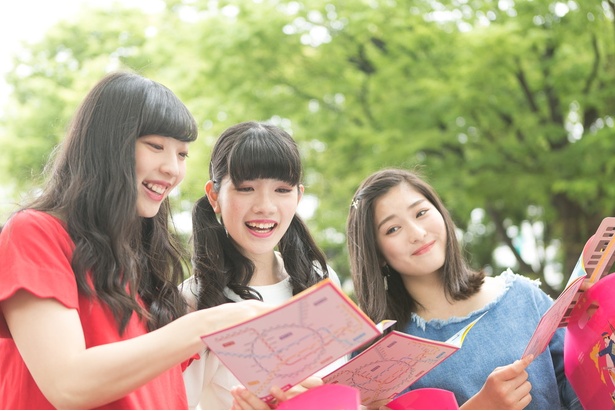 冊子に書かれた難題に大苦戦する3人
