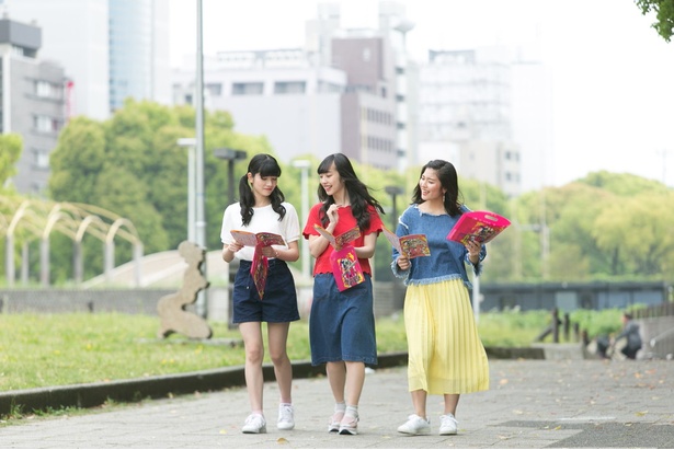 「いつもの街並みだけど、謎解きをやりながら歩くと新鮮に感じるね！」(写真右、宮原)