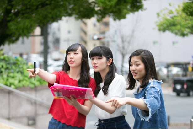 「あのでっぱりがこの文字でしょ!?だからこのマスに入るのは“か”じゃない!?」(写真左、小西)