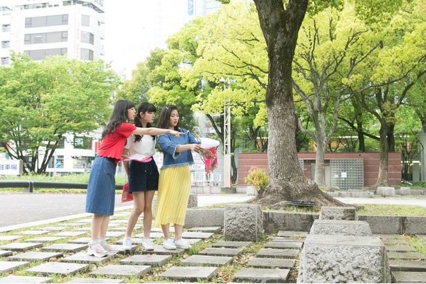 「多分、あの木がここだから…」(写真手前、小西)