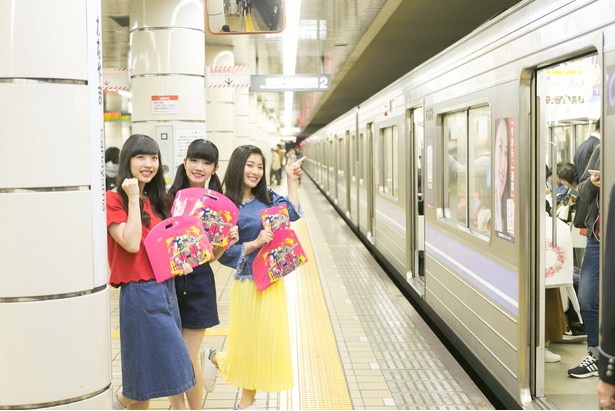 「謎解きしながら、地下鉄で移動するのってなんか楽しい！」(写真左、小西)