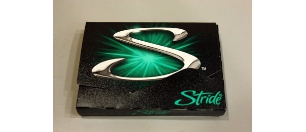 スタイリッシュなデザインが施されたウォレット型のパッケージの中は、