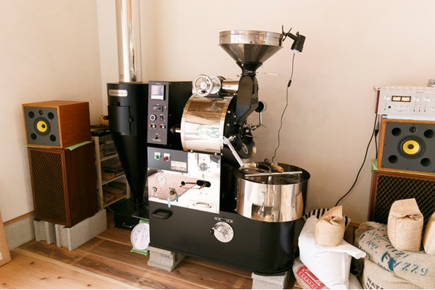 「TAISHO COFFEE ROASTER」。店内でひと際目を引く焙煎機