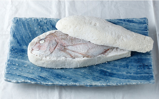 【写真を見る】インパクトのある「鯛の塩釜焼き」がメイン。「イタル」の「お魚のごはん」(1980円)