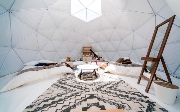 「ホワイトドーム」の内装。室内には天窓が付いており、開放的な空間になっている