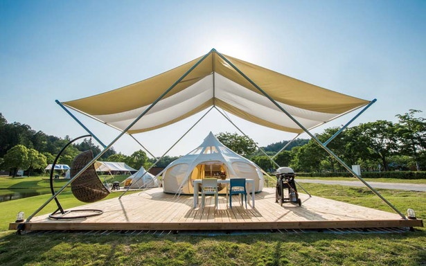 「ロータステント」(2万5000円～)。水際のウッドデッキに立つ。まるでスライムのような形状をしたキュートなテントが特徴