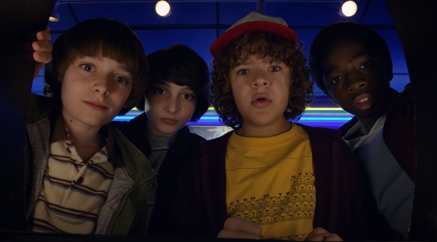 オタク少年4人組の奮闘を70~80年代SFへのオマージュたっぷりに描いた「ストレンジャー・シングス 未知の世界」