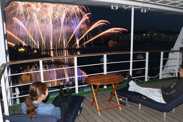 横浜・八景島シーパラダイスでは、客船「おおわだ」の後部デッキから花火を満喫できるプレミアムプランも用意