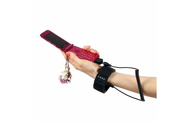 【写真】携帯電話もスマートに充電しながら話せちゃう！