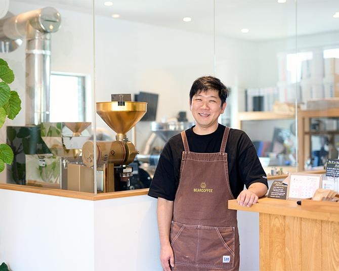 コーヒーで旅する日本／関西編｜生来の職人気質で日々研鑽。お客の時間に寄り添う一杯を、磨き続ける勉強家。「BEARCOFFEE」