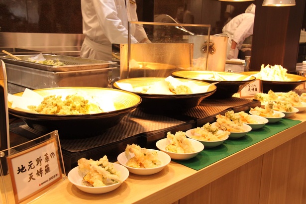 揚げたての天ぷら。目の前の職人が調理してくれる