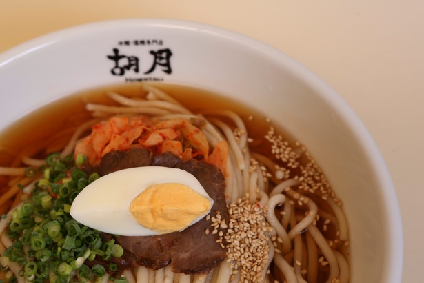 そば粉入りの手打ち麺は弾力が強く、うっかりすると麺がツルンと箸から逃げてスープがはねてしまうことも。「冷麺」(750円)