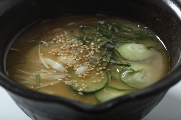 地元産の香味野菜や豆腐、切りゴマ、そしてカマスの自家製干物のほぐし身をご飯にのせ、冷たい汁をかけて豪快に。「冷や汁」(1080円)