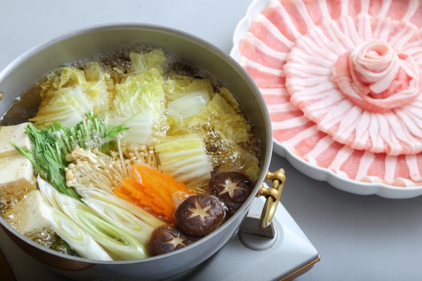 ダシツユと一緒に器に盛り、柚子胡椒やネギなど好みの薬味と共に食べると、とろけるおいしさに箸が進む。「特撰極上六白黒豚のしゃぶ鍋」(3780円＜1人前＞)