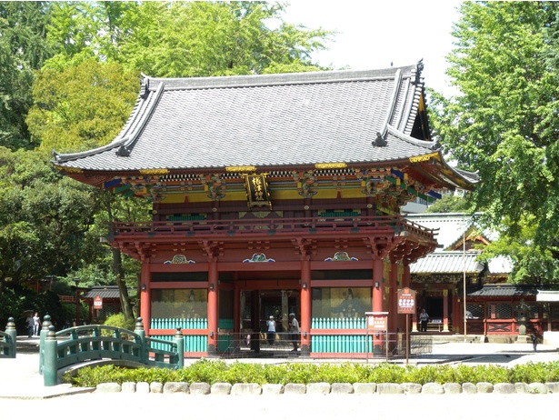 根津神社の色鮮やかな社殿は国指定重要文化財となっている