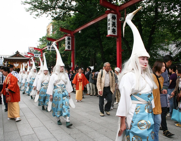 5月18日(金)は白鷺の舞やびんざさら舞などの大行列が浅草の街を練り歩く