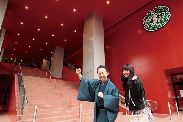 元SKE48の二村春香(写真右)と、日本舞踊の西川流四世家元・西川千雅先生(同左)。生まれ変わった「御園座」の魅力に迫る！