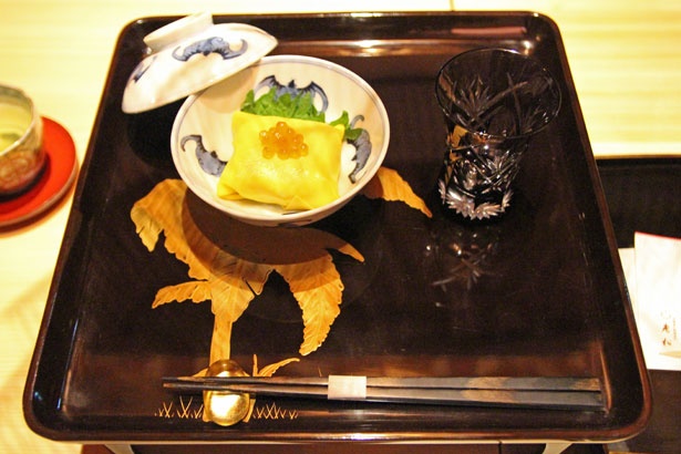 ティータイムには“和のアフタヌーンティーセット”を用意。茶巾寿司や主菓子、干菓子などが付く