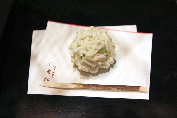 ティータイムに提供される主菓子は、京都の老舗「老松」のもの