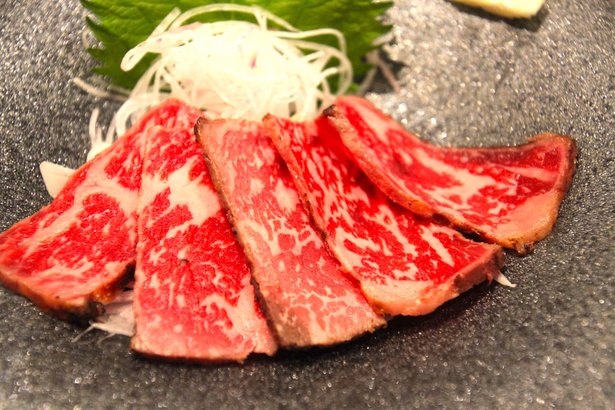 新鮮な牛肉の刺身も提供