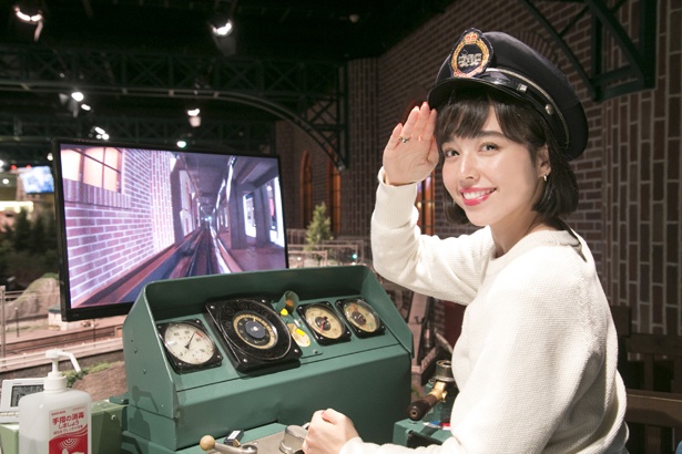 帽子も被って運転手気分。運転席前のモニターを見ながら安全運転目指します！