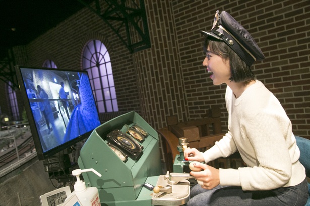 ホームにきちんと電車を停められるかが腕のみせどころ。停車前はブレーキやハンドルをゆっくり、じっくり操作