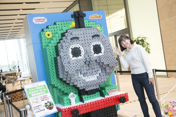 ニューブロックでできたパーシーの周りの花もニューブロックで作られている。「近くで見ると迫力ありますね」(クレイトンさん)