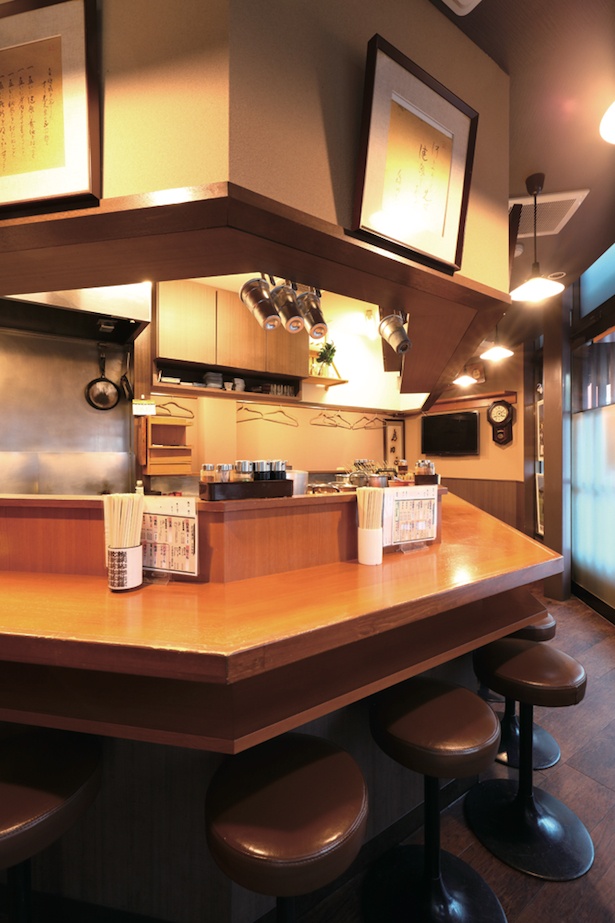 【写真を見る】屋台時代を彷彿とさせる、カウンターのみの店内 / 島正