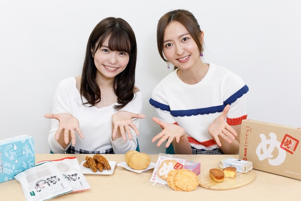 博多エキナカ「マイング」の売れ筋商品を、HKT48の森保まどか(右)と渕上舞(左)が厳選＆食べ比べ