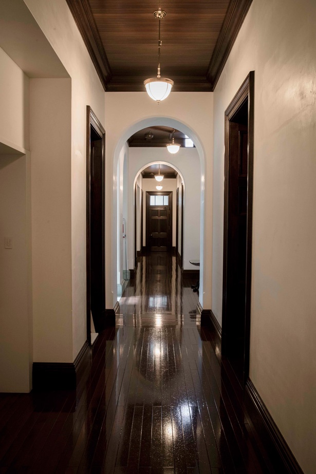 【写真を見る】2階の廊下は19世紀の建物を可能な限り忠実に復元したクラシカルな空間