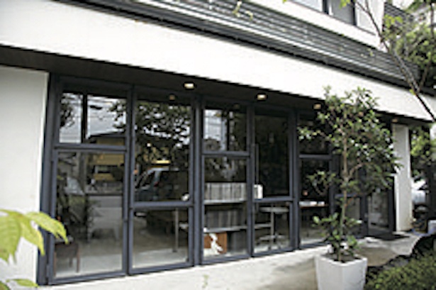 通りに面したところは全面ガラス張り、日当たりの良いスタイリッシュな外観が目印 / Café＆Kitchen DooLittle