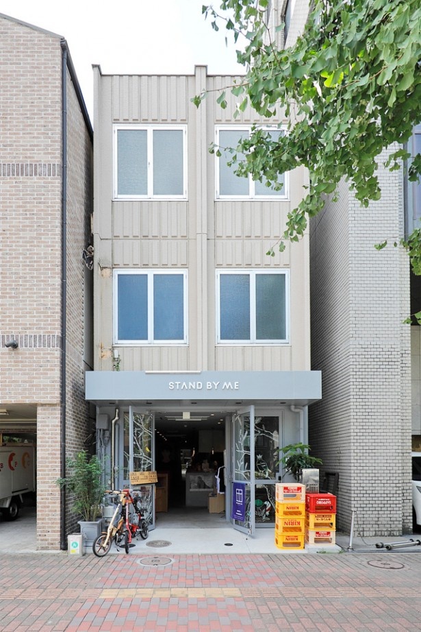 「Hostel STAND BY ME」は“泊まれる立ち飲み”をコンセプトに、福岡市大手門に昨年6月オープン