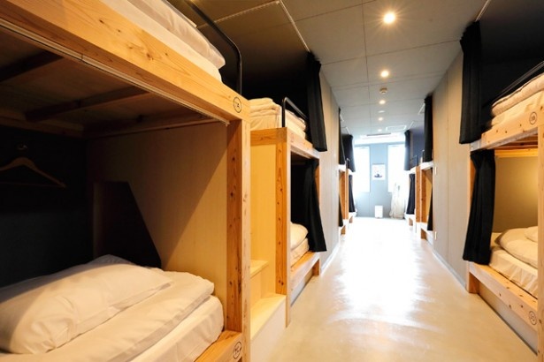 「Hostel STAND BY ME」の3階のドミトリー(1泊2700円～※時期により異なる)は16床。シンプルなたたずまいがオシャレ