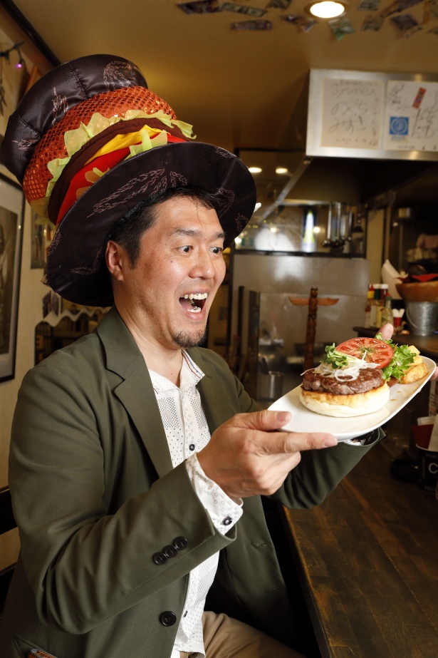 西日本ハンバーガー協会の薮も大好物の神戸牛のハンバーガー。「野菜の色合いも美しいですね」