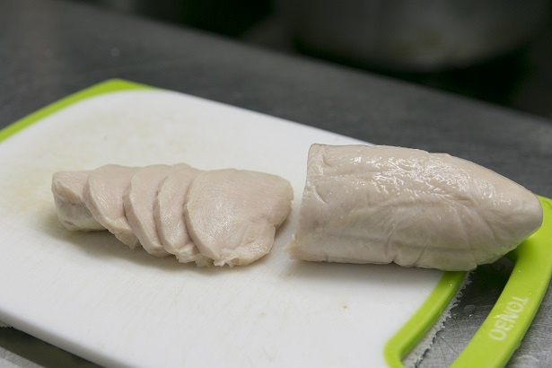 鶏チャーシューはブランド地鶏・信玄どりのムネ肉。そのフワフワの食感に驚かされるはず