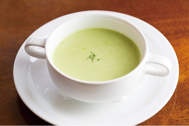 「ウッチーノ食堂」。まろやかなグリーンピースのポタージュスープ。季節の食材で仕上げる