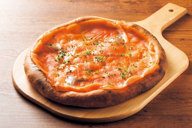 看板メニュー「スモークサーモンピッツァ」のほか、窯焼きピザが豊富/WOLFGANG PUCK PIZZA