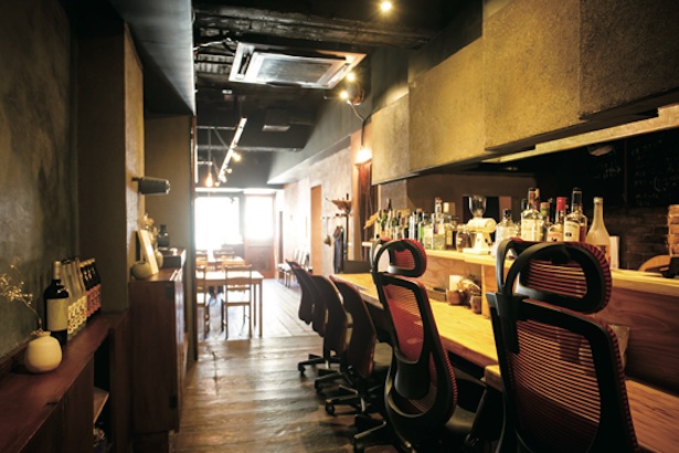 【写真を見る】居心地の良さにこだわり、カウンターにはオフィス用チェアを用意 / Bar Ka na ta