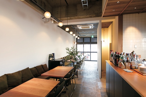 シンプルモダンなデザイン空間と、開放的なオープンキッチンがオシャレ / 継手 shop cafe bar