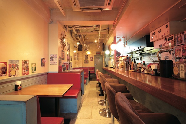 夜は映画や音楽好きの人が集まる本格的バー。店内には、店主自ら買い付けたインテリアや雑貨が並ぶ / the Modern Lovers