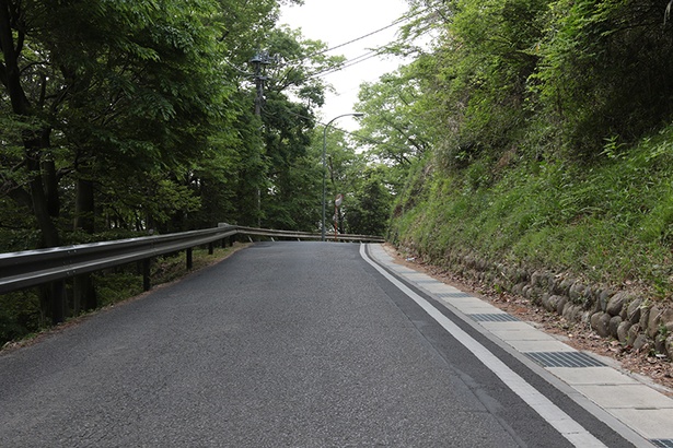 途中の峠道は道幅が狭いので対向車に注意！