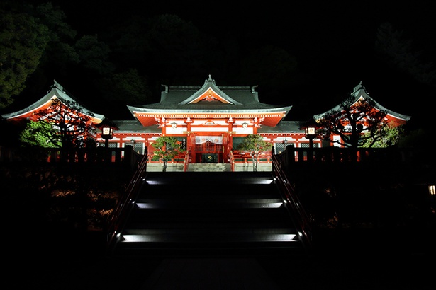 夜の足柄織姫神社。ライトアップは深夜0時まで