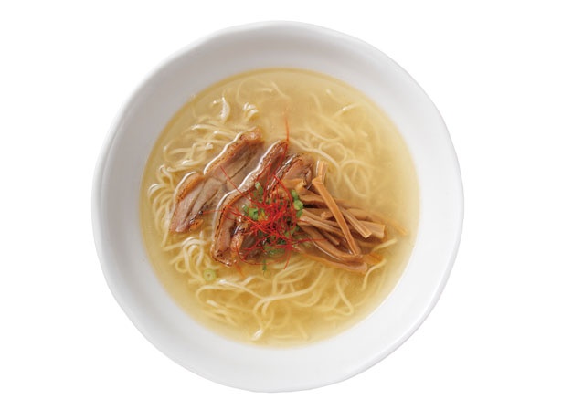 透き通るような黄金色のスープの中に旨味が凝縮された鶏塩中華そば(680円)